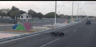 Estudiante deslizó moto frente al cementerio de Santa Elena