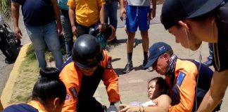 Lesionada pareja en deslizamiento de moto