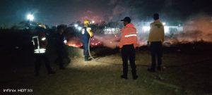 Queman desechos sólidos en las instalaciones de la escuela técnica 