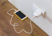 Adolescente sufrió descarga eléctrica mientras manipulaba celular conectado en San José de Cocodite