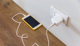 Adolescente sufrió descarga eléctrica mientras manipulaba celular conectado en San José de Cocodite