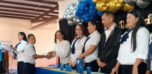 EPN Batalla de Junín egresó 40 estudiantes