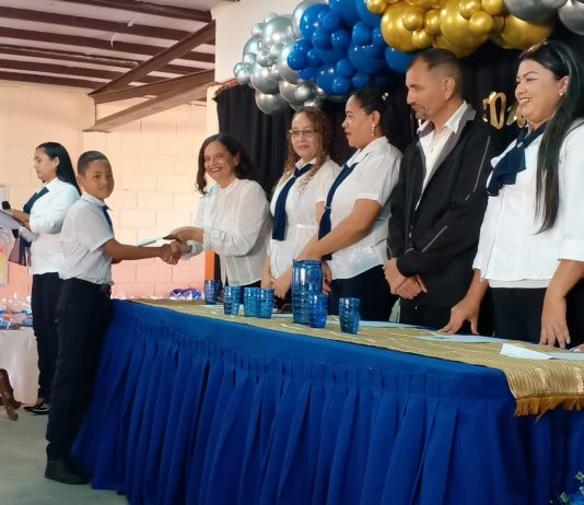 EPN Batalla de Junín egresó 40 estudiantes