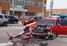 Colisión frente a la planta eléctrica dejó serios daños materiales