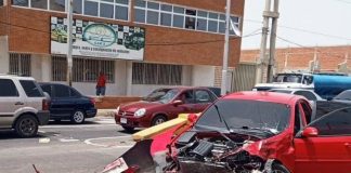 Colisión frente a la planta eléctrica dejó serios daños materiales