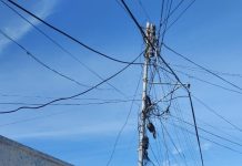 «Maraña de cables» mantiene en zozobra a habitantes de la calle Falcón