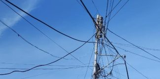 «Maraña de cables» mantiene en zozobra a habitantes de la calle Falcón