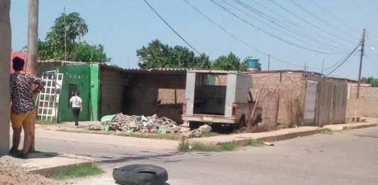 Camioneta quedó sin frenos e impactó con una vivienda en Creolandia