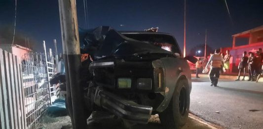 Tres lesionados dejó choque contra un poste en Bella Vista