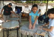 Niños y niñas deslumbrados por la magia del curtido de cuero