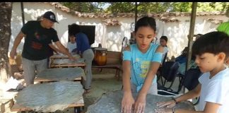 Niños y niñas deslumbrados por la magia del curtido de cuero