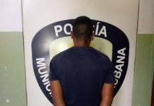 Golpeó a funcionario policial durante el procedimiento en Santa Ana