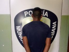 Golpeó a funcionario policial durante el procedimiento en Santa Ana