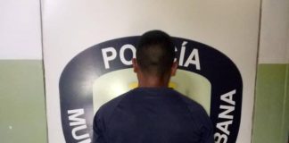 Golpeó a funcionario policial durante el procedimiento en Santa Ana