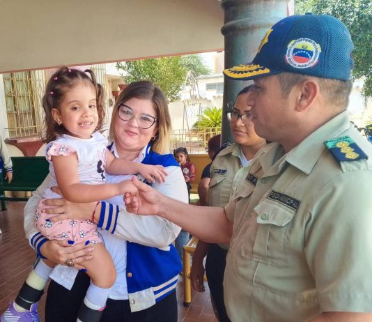 Hijos de funcionarios de Policarirubana beneficiados con jornada
