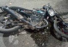 Madre e hijo lesionados al caer de moto en Santa Ana