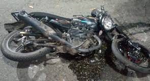 Madre e hijo lesionados al caer de moto en Santa Ana