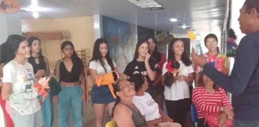 Máximo Reyes imparte conversatorio de animación