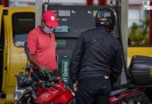 Motorizados deben portar casco de seguridad para surtir combustible