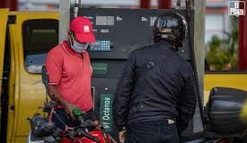 Motorizados deben portar casco de seguridad para surtir combustible