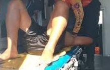 Adolescente esquivó un perro y se cae de la moto en Santa Irene