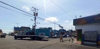 Camión dejó a familias sin energía eléctrica en el centro de Punto Fijo