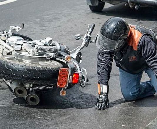 Tres lesionados por deslizamiento de moto la tarde – noche del sábado #26OCT