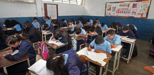 90 % de las escuelas en Venezuela cumplen horario completo