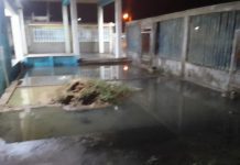 Aguas negras hacen de las suyas en la calle Garcés de Pueblo Nuevo
