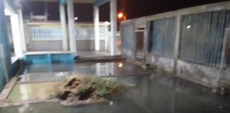 Aguas negras hacen de las suyas en la calle Garcés de Pueblo Nuevo