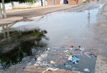 Aguas negras se adueñaron de la calle ancha en Bicentenario
