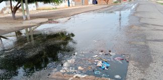 Aguas negras se adueñaron de la calle ancha en Bicentenario