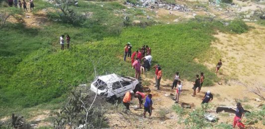 Carro cayó al precipicio en Bajada de Amuay