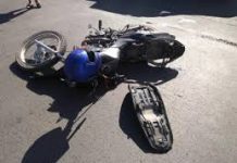 Perdió el control de la moto y se fue al pavimento