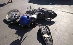 Repartidor de comida rápida sufrió lesiones en deslizamiento de moto en Punto Fijo