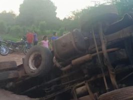Vuelco de camión dejó a su conductor con politraumatismos en Dabajuro