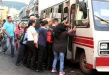 Asesinó a su pareja dentro de un autobús