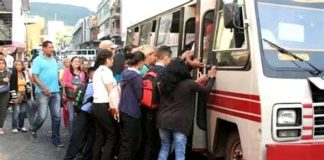 Asesinó a su pareja dentro de un autobús