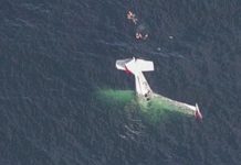 Avioneta cae al mar y deja al menos dos muertos