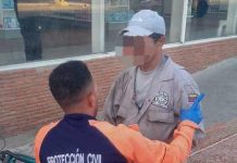 Ciclista llevó tremendo susto al colisionar con camioneta en Punto Fijo