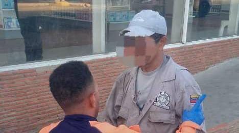 Ciclista llevó tremendo susto al colisionar con camioneta en Punto Fijo