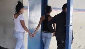 Agarran a dos mujeres con 16 panelas de marihuana