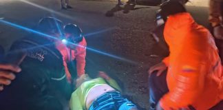 Enfermera y mecánico sufrieron las consecuencias de un deslizamiento de moto