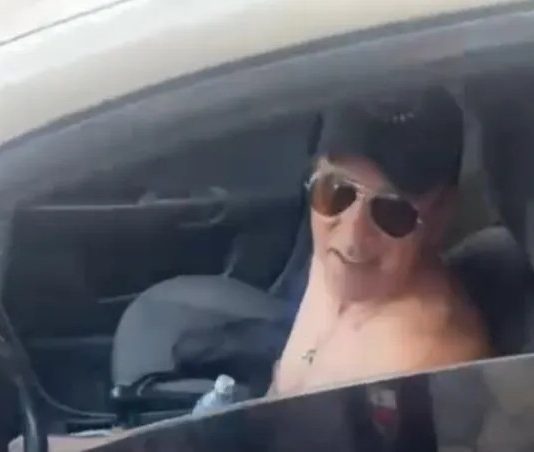 Hombre se paseaba desnudo en carro para acosar mujeres