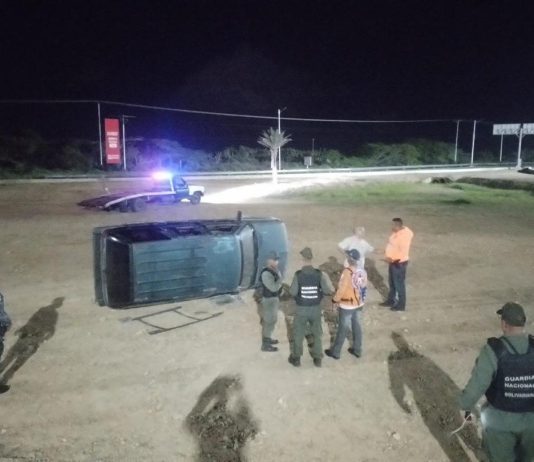 Vuelco de camioneta en la Redoma El Taparo dejó al conductor lesionado