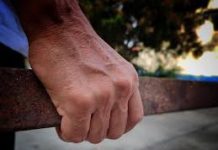 Le cayeron a tubazos en el sector universitario