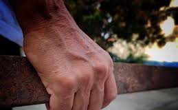 Le cayeron a tubazos en el sector universitario