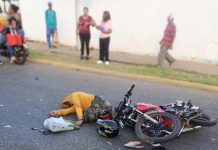 Mototaxista rodó en la avenida Alí Primera en Coro