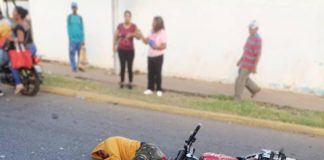 Mototaxista rodó en la avenida Alí Primera en Coro