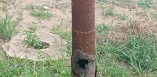 Poste a punto de caer en Santa Bárbara Bendita de Pueblo Nuevo